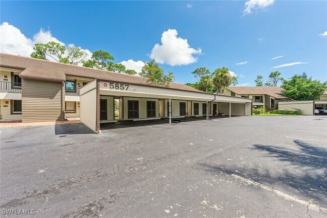 5857 Rattlesnake Hammock Rd in Naples, FL - Building Photo - Building Photo