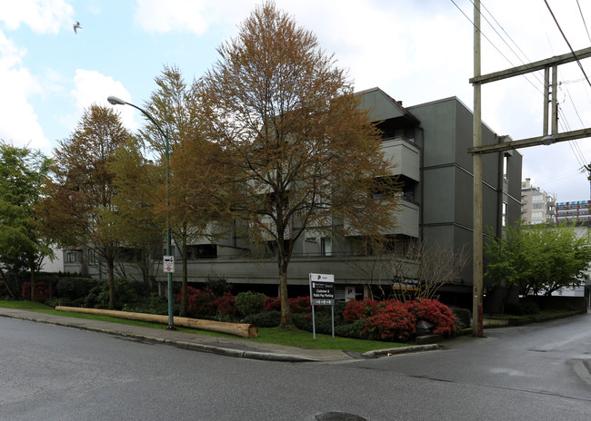 South Granville Place in Vancouver, BC - Building Photo - Primary Photo