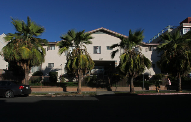 5427 Carlton Way in Los Angeles, CA - Foto de edificio - Building Photo