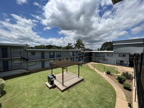 Willow Creek Apartments in Longview, TX - Building Photo - Primary Photo