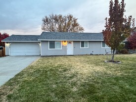 3143 Lupine St in West Richland, WA - Building Photo