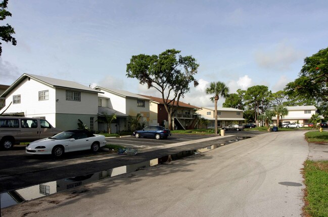 Deerfield Place Apartments & Townhomes in Deerfield Beach, FL - Building Photo - Building Photo