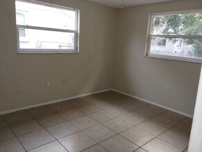 10817 Manchester Rd in Port Richey, FL - Building Photo - Building Photo