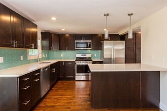77 Rock Glen Rd, Unit 77 in Medford, MA - Foto de edificio - Building Photo