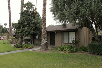 Ranch Apartments in Riverside, CA - Foto de edificio - Building Photo