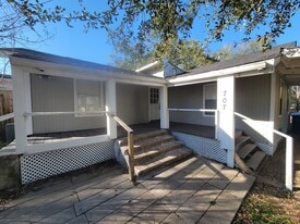 707 Johnson Ln in Prairie View, TX - Building Photo