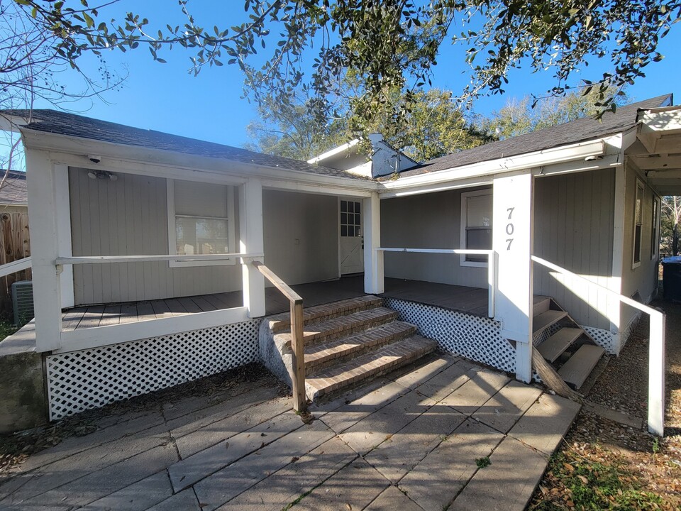 707 Johnson Ln in Prairie View, TX - Foto de edificio