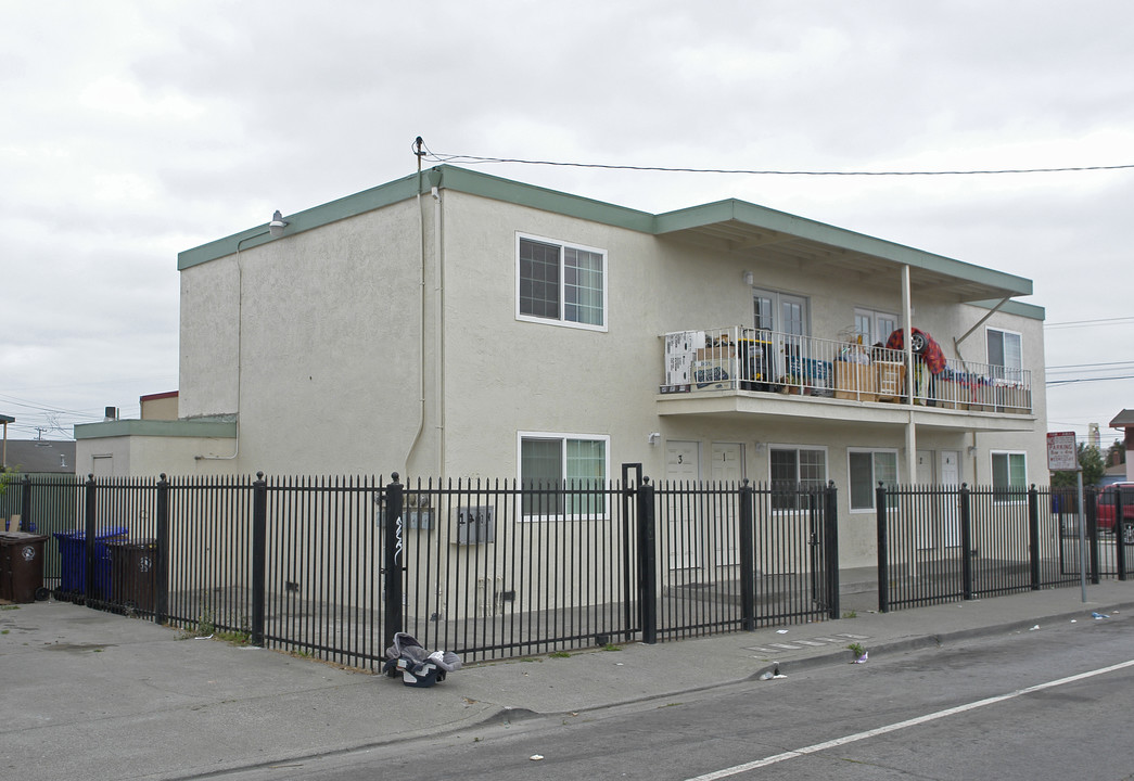 1402 Dover Ave in San Pablo, CA - Foto de edificio