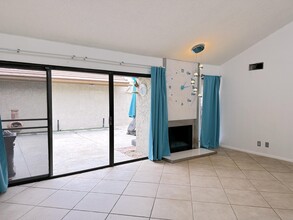 2462 Vía Sonoma-Unit -F in Palm Springs, CA - Building Photo - Building Photo