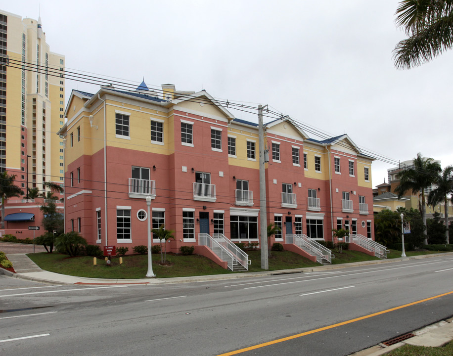 Corsica Rive in Ft. Myers, FL - Foto de edificio