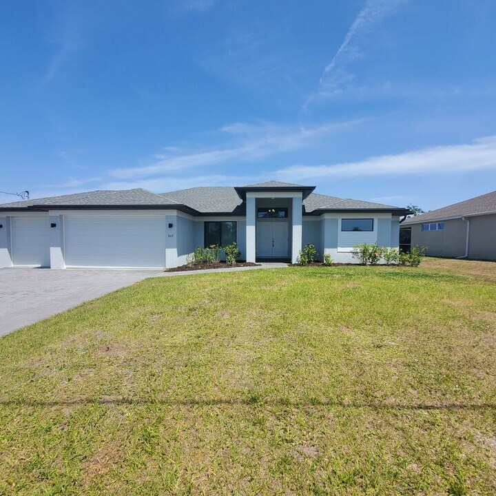 907 NW 37th Ave in Cape Coral, FL - Building Photo