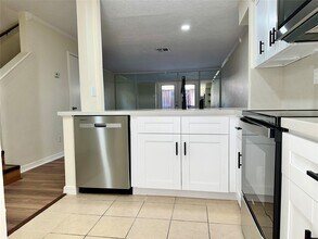 1715 Moritz Dr in Houston, TX - Foto de edificio - Building Photo