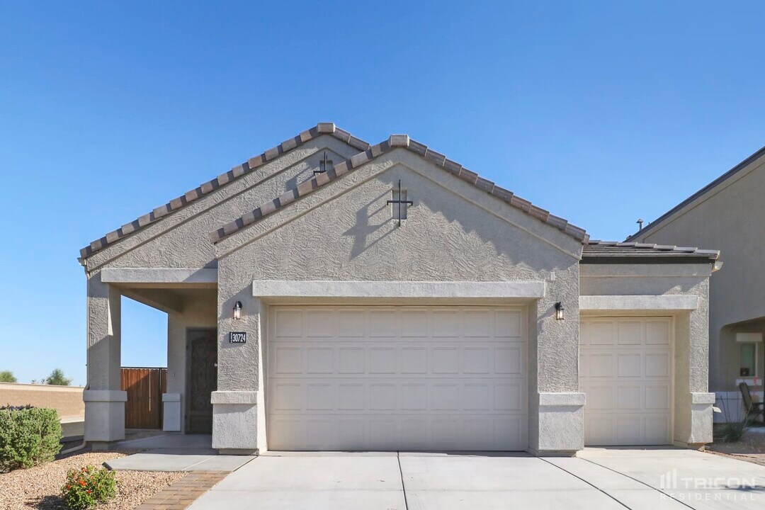 30724 W Amelia Ave in Buckeye, AZ - Building Photo