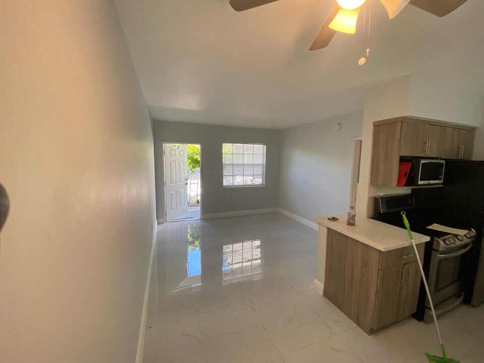 1217 NE 127th St in North Miami, FL - Building Photo