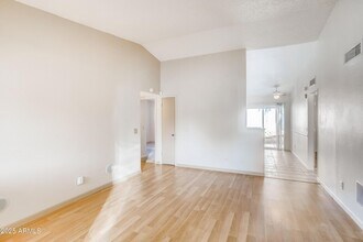 510 E Sequoia Dr, Unit 332 in Phoenix, AZ - Building Photo - Building Photo