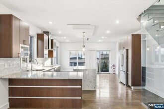 12 Orchard St in Edgewater, NJ - Building Photo - Building Photo