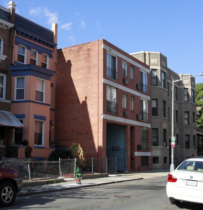 1472 Newton St NW in Washington, DC - Building Photo