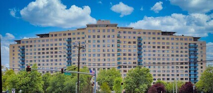 10500 Rockville Pike in Rockville, MD - Foto de edificio - Building Photo