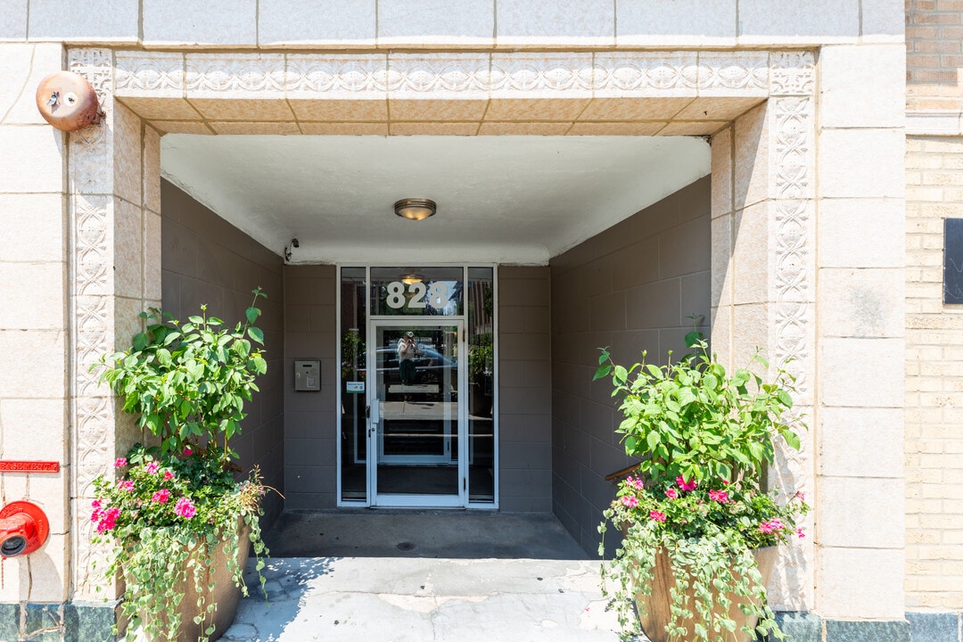 828 W. Fullerton in Chicago, IL - Building Photo