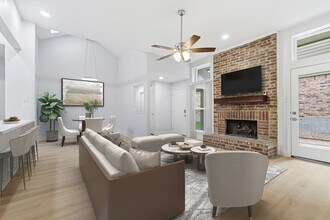 4813 Via Ventura in Mesquite, TX - Foto de edificio - Building Photo