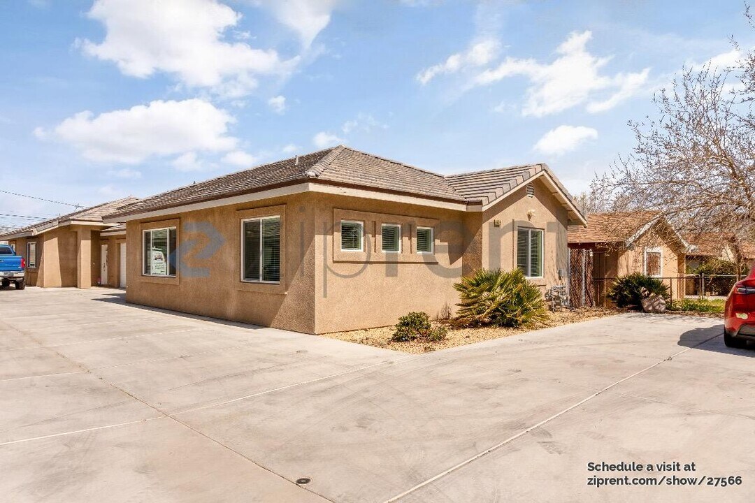 16476 Smoke Tree St in Hesperia, CA - Building Photo