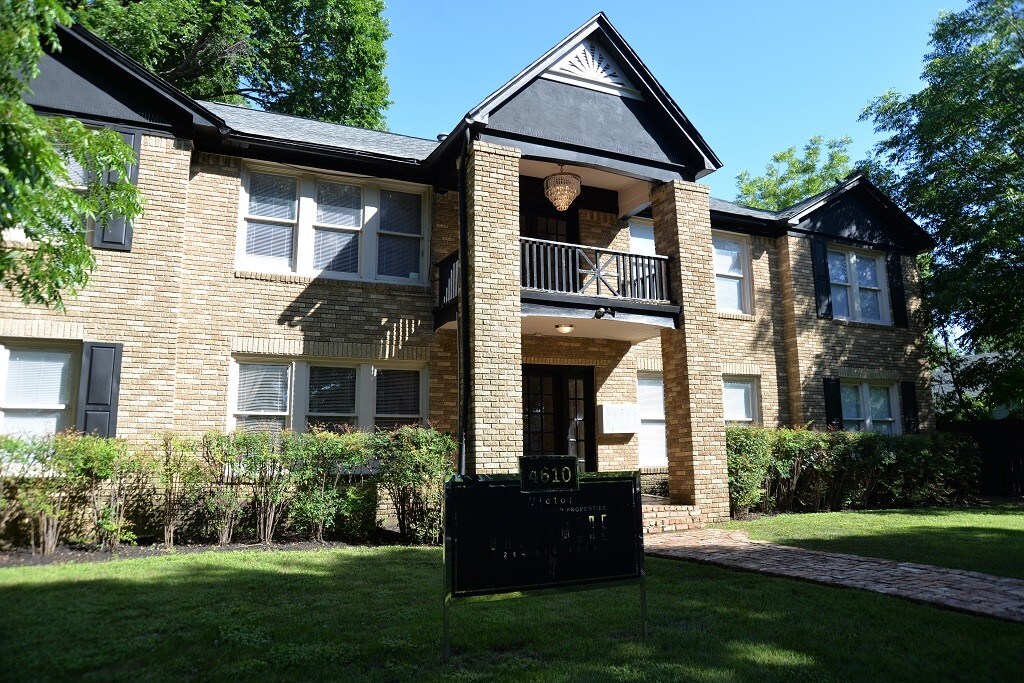 CRESTMORE in Dallas, TX - Building Photo