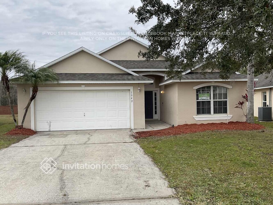 1042 Soaring Eagle Ln in Kissimmee, FL - Building Photo