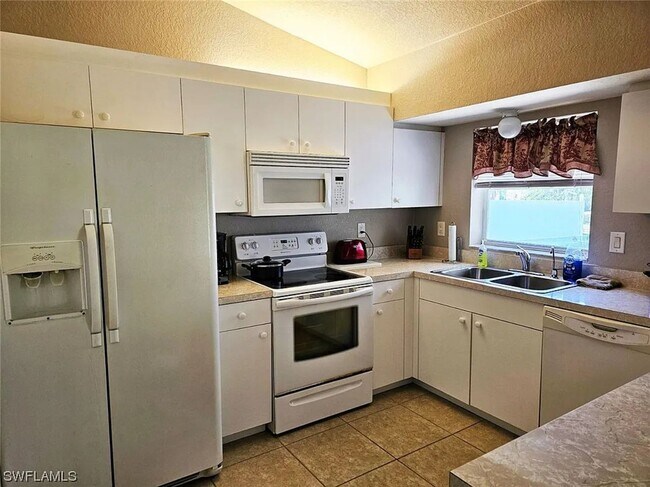 3003 Nadine Ln in Lehigh Acres, FL - Building Photo - Building Photo