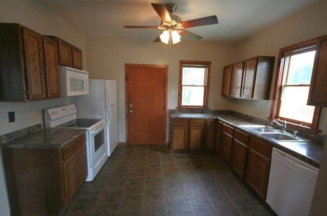 610 North St, Unit Lower Level Duplex in West Bend, WI - Building Photo - Building Photo