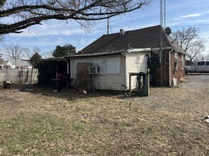 30 Wilson Ave in Albion, IL - Foto de edificio - Building Photo