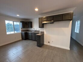 2429 E 110th St, Unit Unit B in Los Angeles, CA - Building Photo