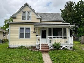 310 E Washington St in O'Fallon, IL - Building Photo