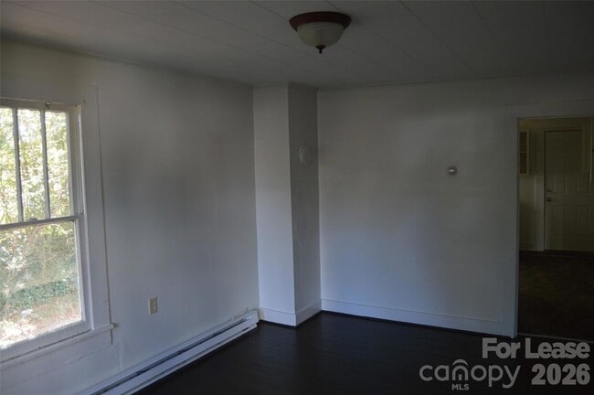 247 N Main St in Troutman, NC - Foto de edificio - Building Photo