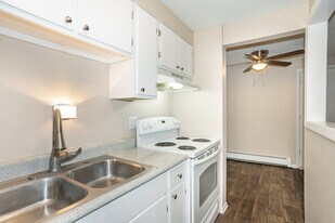 Lorinda Apartments in Englewood, CO - Building Photo