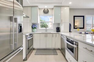 100 Venetian Dr in Delray Beach, FL - Building Photo