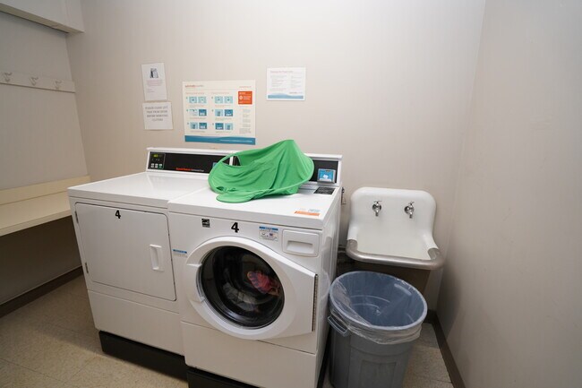22 Chestnut Pl, Unit 403 in Brookline, MA - Building Photo - Building Photo