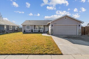 7557 Arlington Dr in Nampa, ID - Building Photo