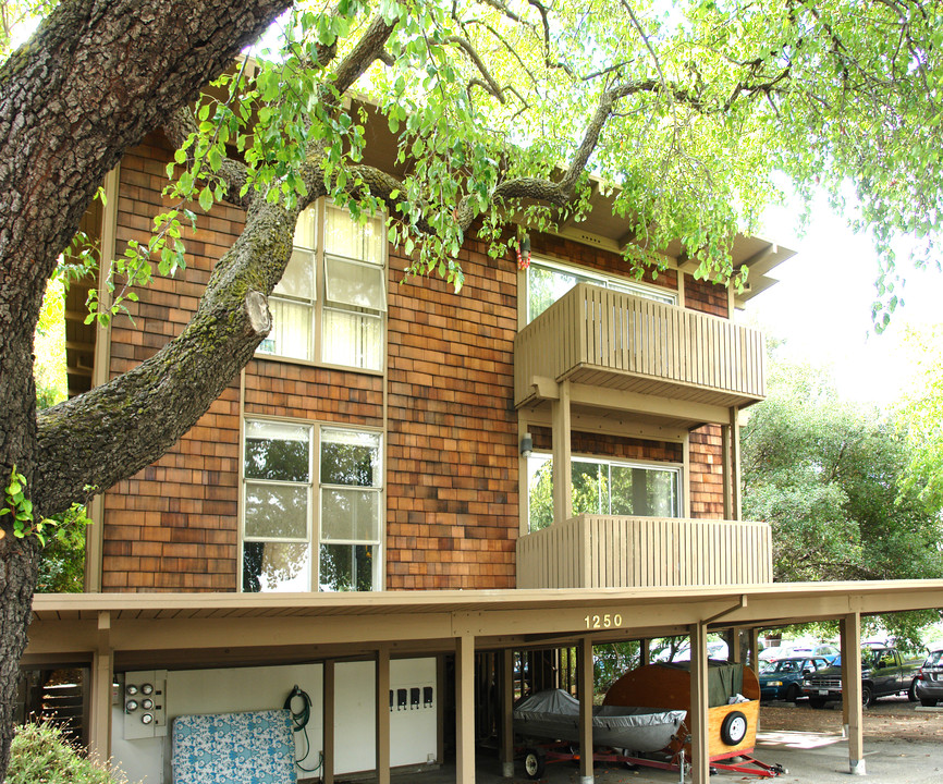 1250 Escobar St in Martinez, CA - Foto de edificio