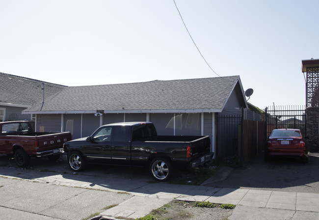 7129-7133 Holly St in Oakland, CA - Foto de edificio - Building Photo