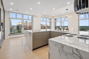 235 E River Dr in East Hartford, CT - Building Photo