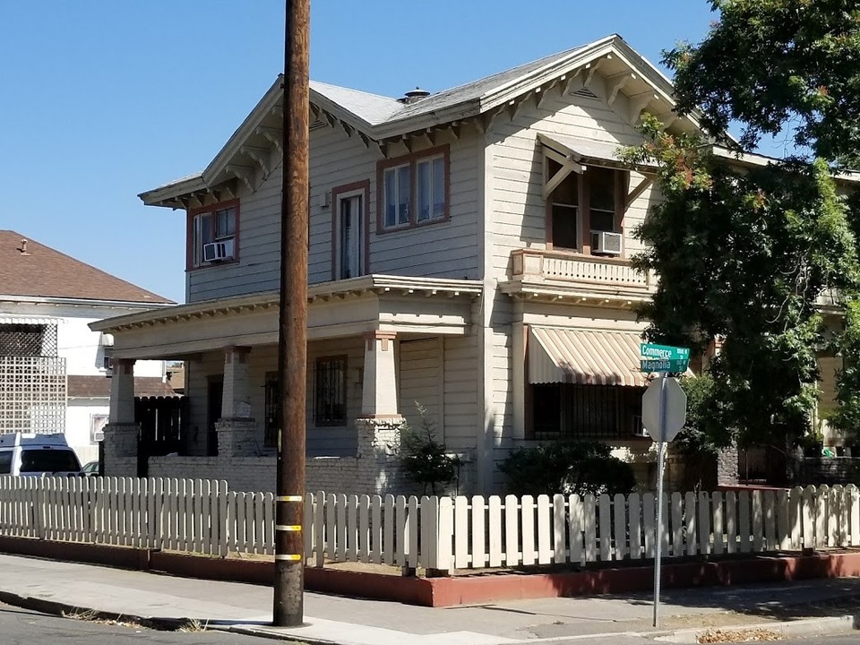 1046 N Commerce St in Stockton, CA - Foto de edificio