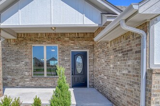 9313 Northwest 142nd Street in Yukon, OK - Foto de edificio - Building Photo