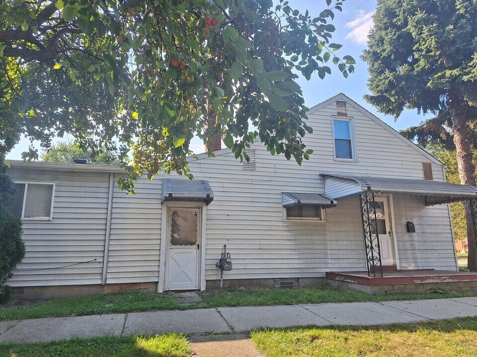 20948 Ridgemont Rd in Harper Woods, MI - Building Photo