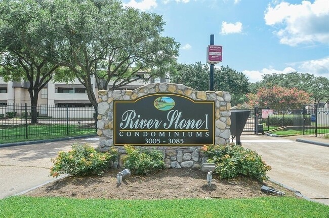 property at 3025 Walnut Bend Ln