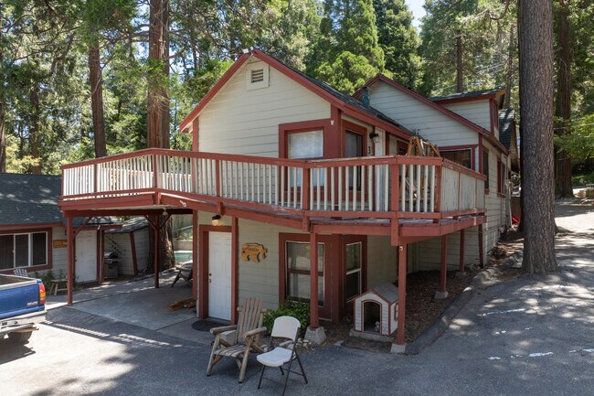 23508 Lake Dr in Crestline, CA - Building Photo - Building Photo