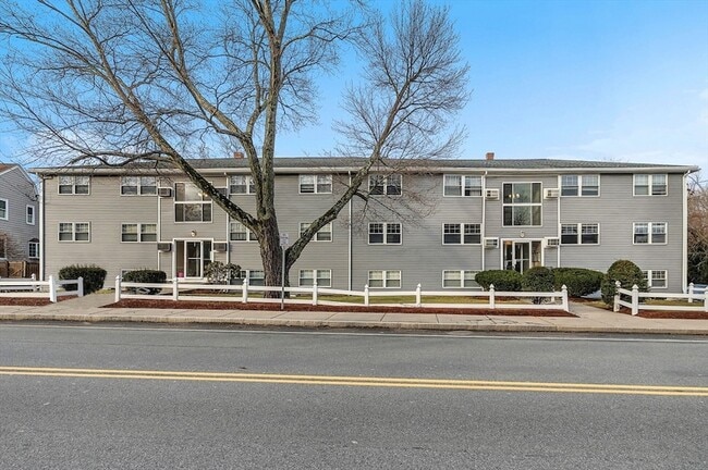 177 Franklin St, Unit 2 in Stoneham, MA - Foto de edificio - Building Photo