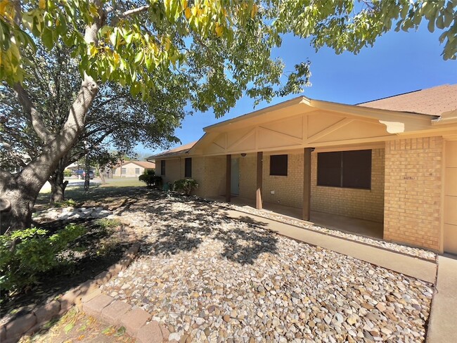 706 Heritage Trail in Granbury, TX - Foto de edificio - Building Photo