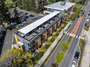 Park Central Townhomes in Bellevue, WA - Building Photo - Building Photo