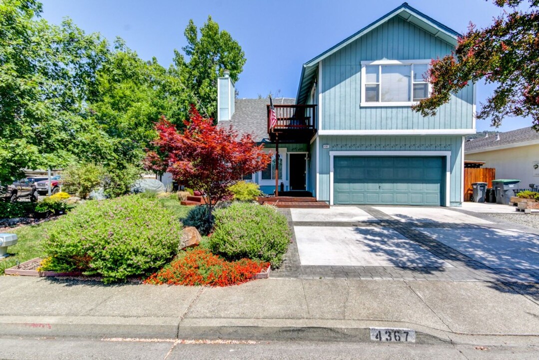 4367 Goodson Way in Rohnert Park, CA - Foto de edificio