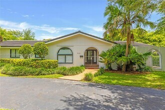 7915 SW 166th St in Palmetto Bay, FL - Building Photo - Building Photo